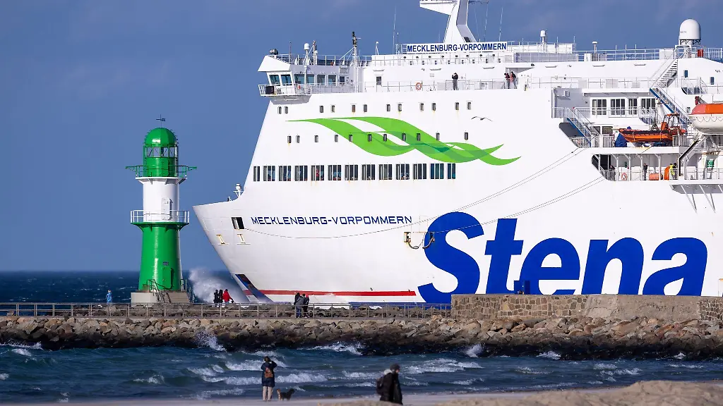 Eine-Faehre-der-Reederei-Stena-Line-verlaesst-den-Rostocker-Hafen