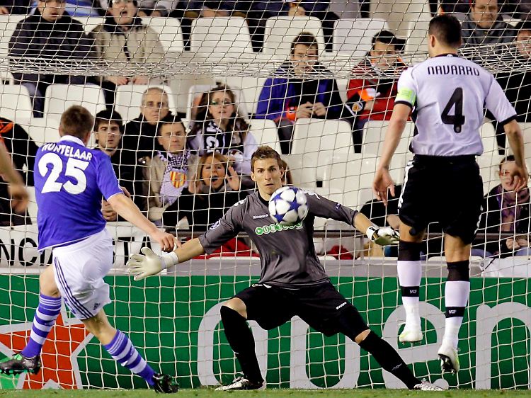 Glücklos: Klaas-Jan Huntelaar schaffte es neun Meter freistehend vor dem Valencia-Tor nicht, den Ball auf den Kasten zu bringen.