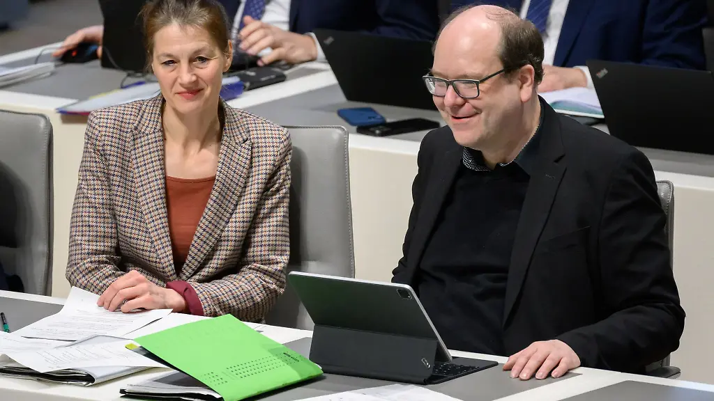Miriam-Staudte-l-Landwirtschaftsministerin-von-Niedersachsen-und-Christian-Meyer-beide-Gruene-Umweltminister-von-Niedersachsen-sitzen-im-niedersaechsischen-Landtag