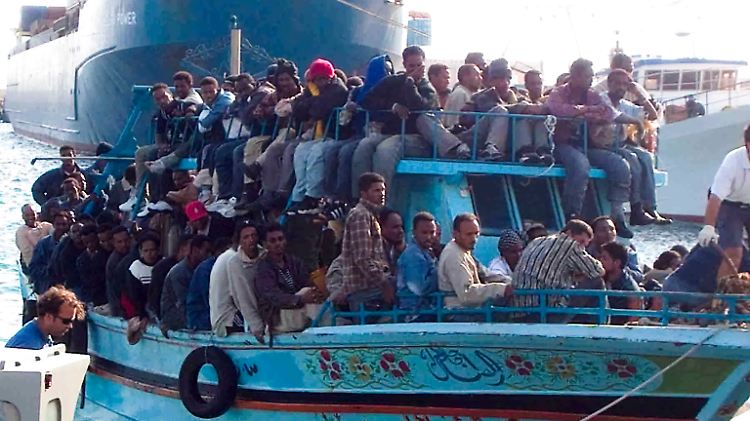 Mit Schiffen wie diesem kommen die Menschen aus Nordafrika in Italien an.