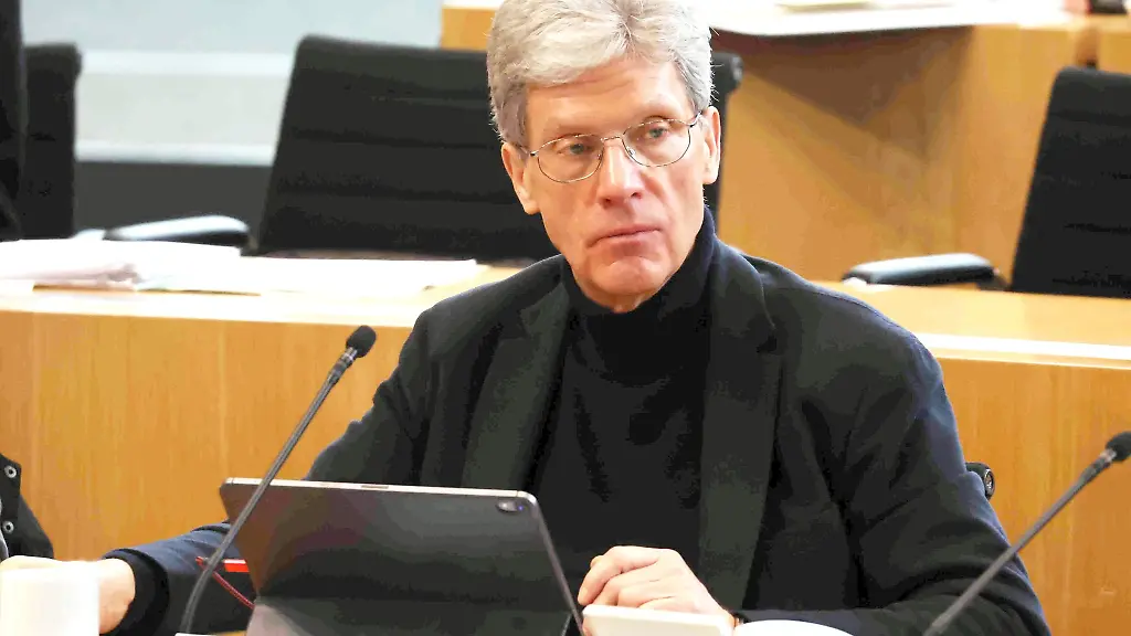 Helmut-Holter-Die-Linke-Thueringens-Bildungsminister-sitzt-im-Landtag