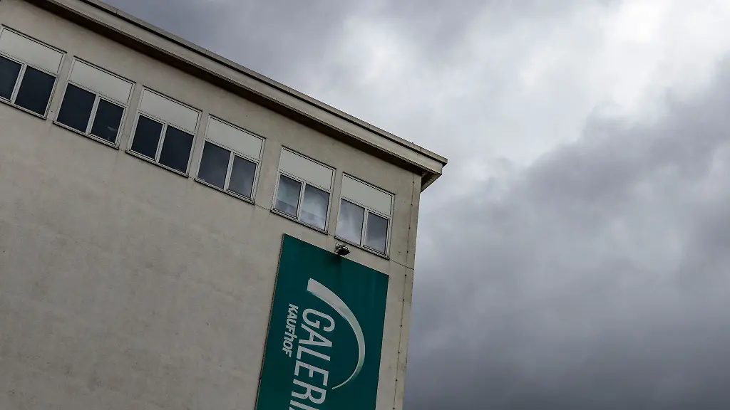 Dunkle-Wolken-haengen-ueber-einem-Galeria-Kaufhaus