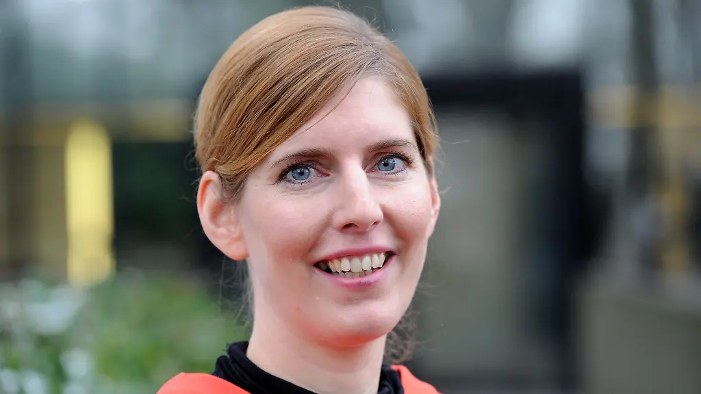 Die-Direktorin-der-Kieler-Kunsthalle-Anette-Huesch-laechelt-in-die-Kamera