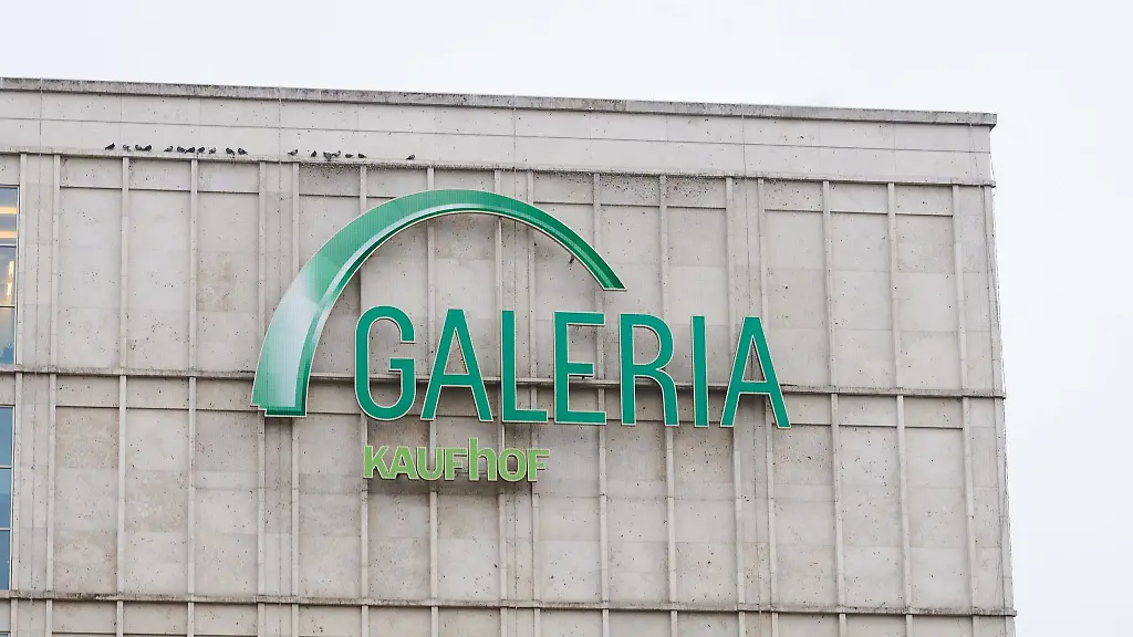 Das-Logo-der-Galeria-Kaufhof-ist-an-einem-Kaufhaus-angebracht