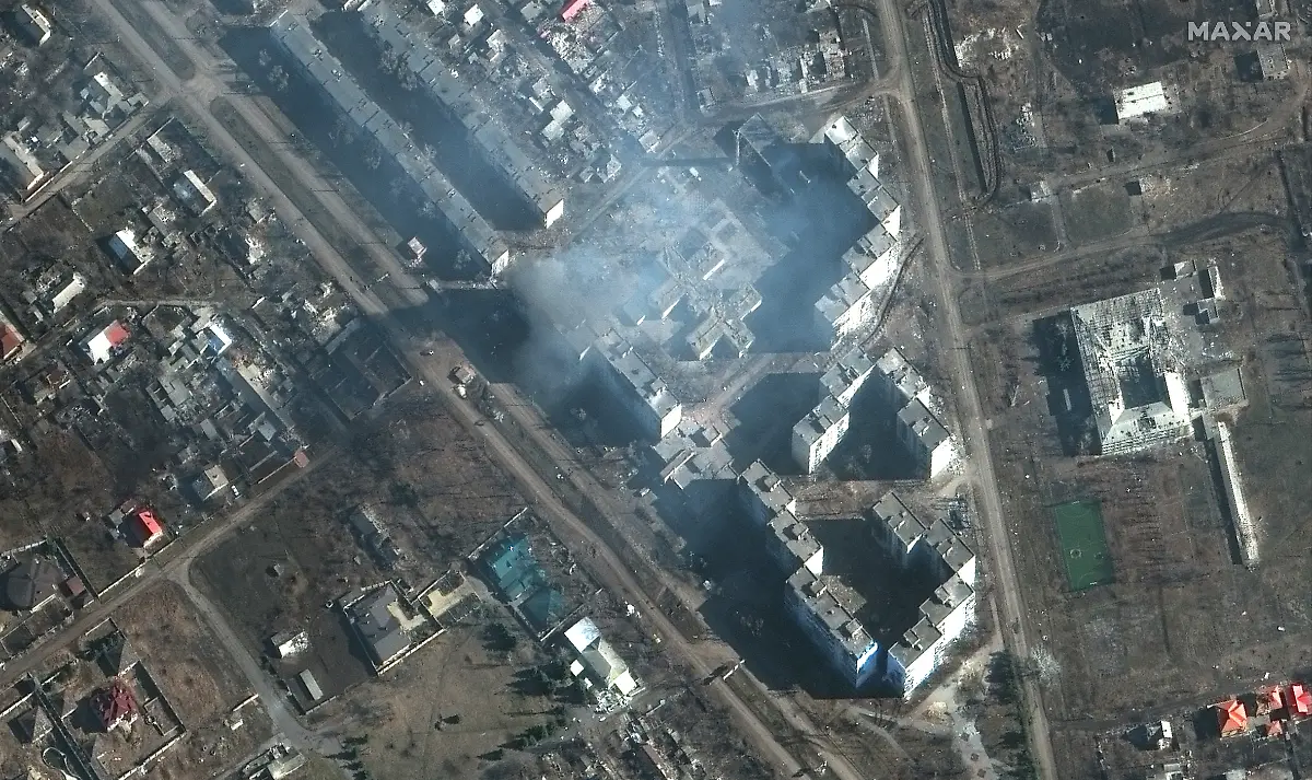 02-building-on-fire-bakhmut-ukraine-6march2023-wv3