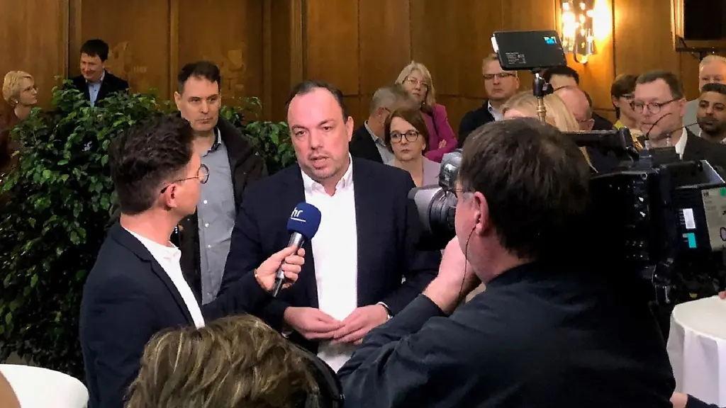 Der-Kasseler-Oberbuergermeister-Christian-Geselle-Mitte-erklaert-im-Kasseler-Rathaus-vor-Journalisten-nicht-zur-Stichwahl-um-das-Amt-des-Rathauschefs-anzutreten