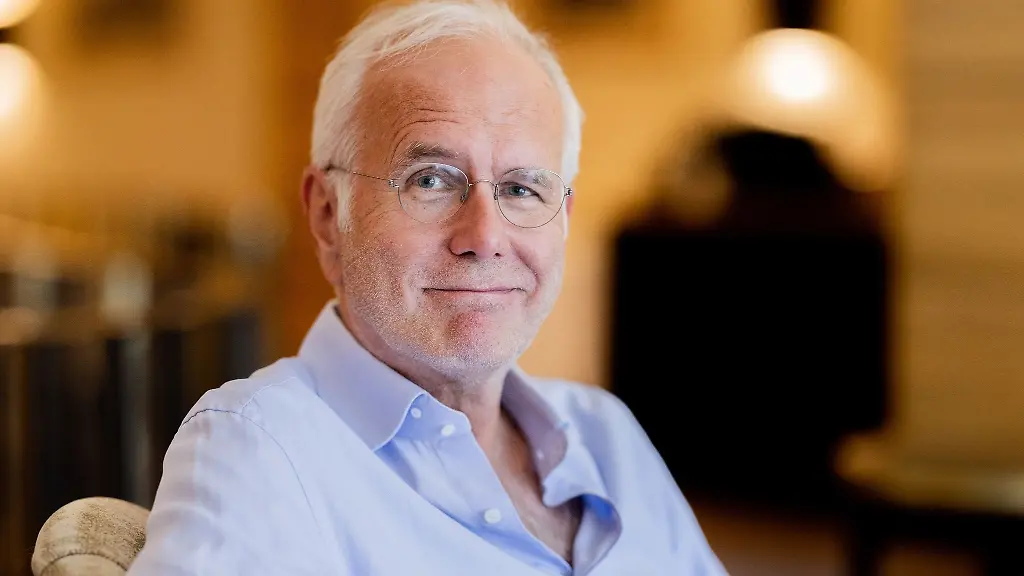 Harald-Schmidt-grinst-bei-einem-Interview-in-Koeln