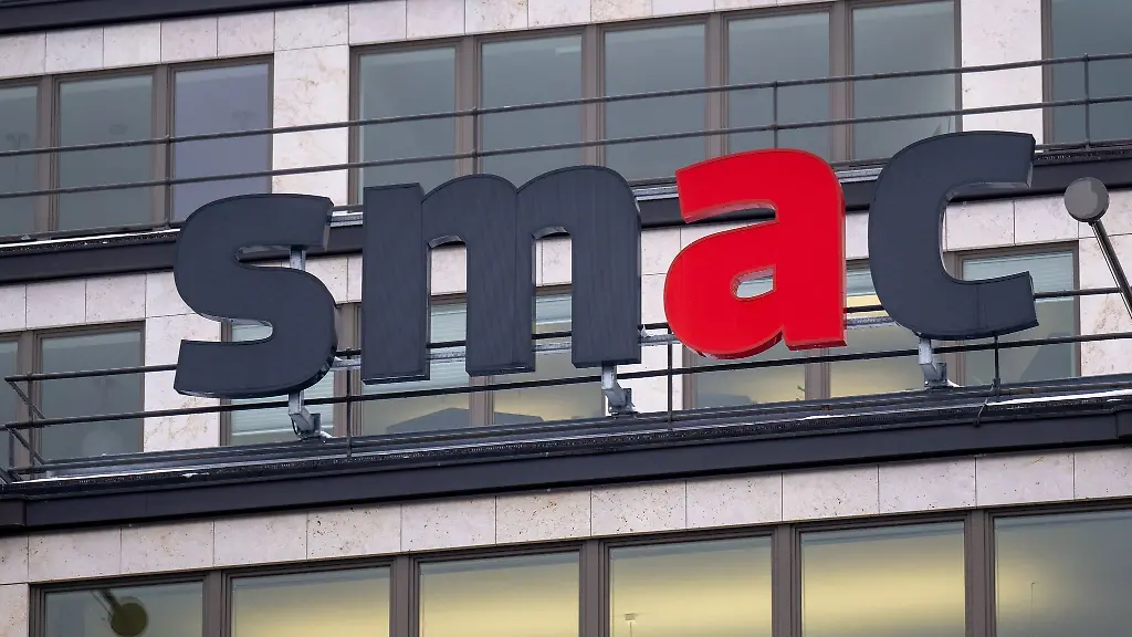 Das-Logo-des-Staatlichen-Museums-fuer-Archaeologie-Chemnitz-smac-ist-auf-dem-Dach-des-Museums-zu-sehen