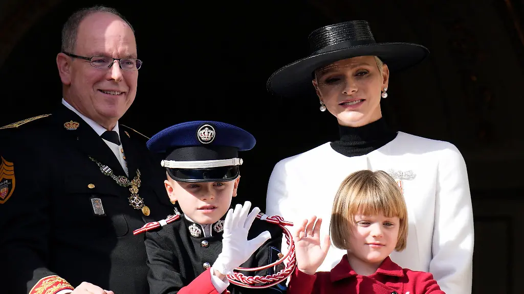 Fuerst-Albert-II-und-Fuerstin-Charlene-mit-ihren-Kindern-Prinz-Jacques-und-Prinzessin-Gabriella-auf-dem-Balkon-des-monegassischen-Palastes