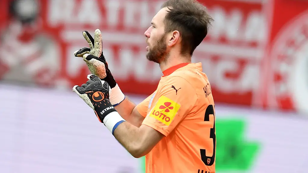 Kiels-Torwart-Robin-Himmelmann-gibt-Anweisungen