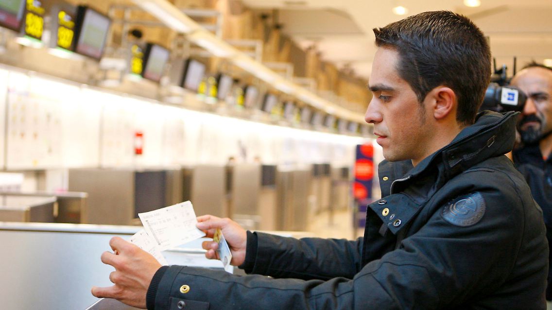 Contador am Dienstag beim Check-in auf dem Madrider Flughafen Barajas: Am Mittwoch will er in Portugal bereits die Algarve-Tour bestreiten.