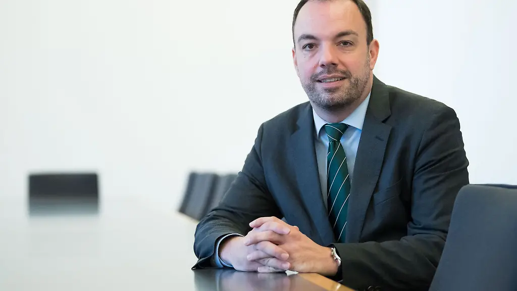 Christian-Geselle-sitzt-in-einem-Sitzungsraum-im-Rathaus