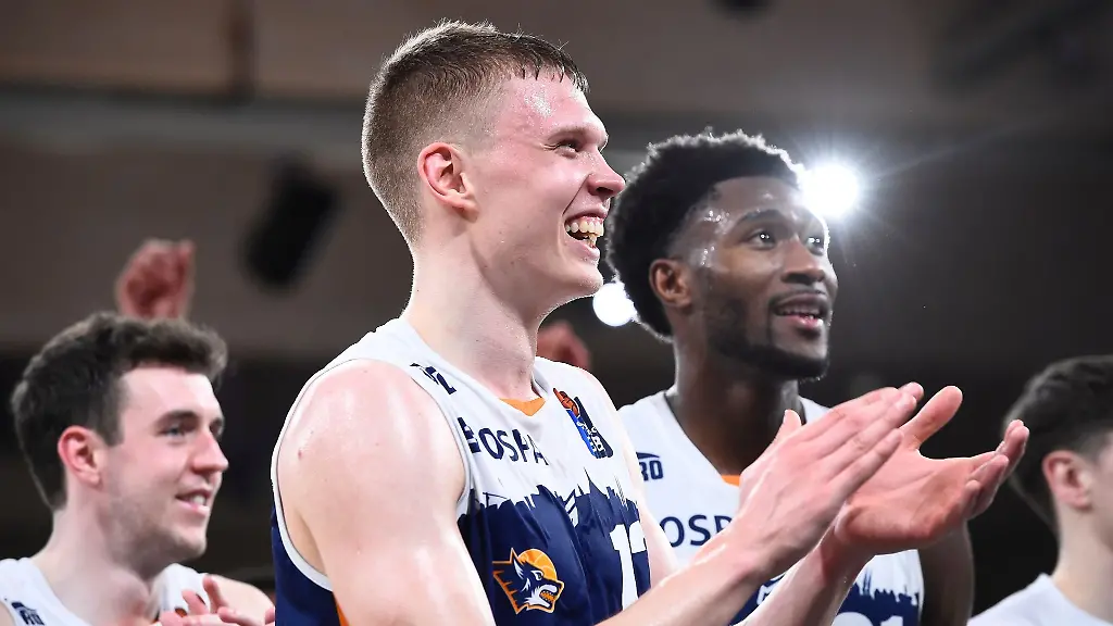 Elias-Valtonen-M-und-Selom-Mawugbe-r-von-den-Rostock-Seawolves-feiern-mit-den-Fans