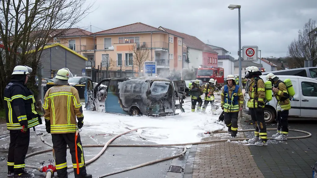 Der-Geldtransporter-brannte-nach-dem-bewaffneten-Ueberfall-voellig-aus