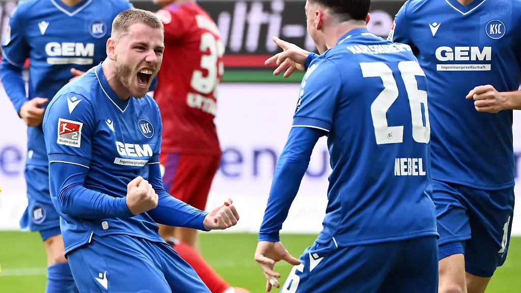 Die-Karlsruher-Leon-Jensen-l-und-Paul-Nebel-feiern-Jensens-Treffer-zum-2-0