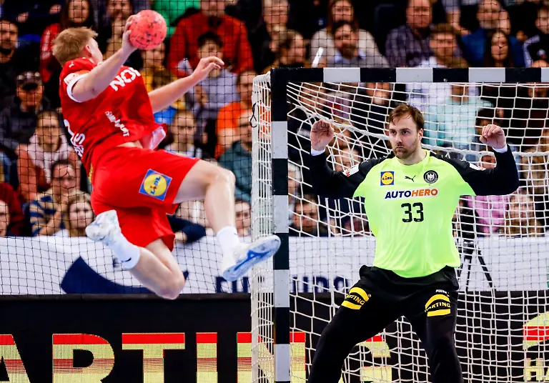 Die-deutschen-Handballer-um-DHB-Keeper-Andreas-Wolff-hatten-gegen-die-Daenen-keine-Chance