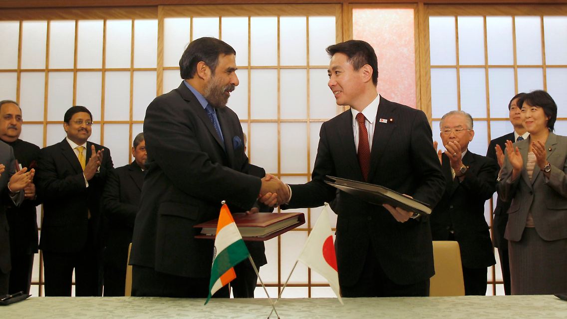Anand Sharma (links) und Seiji Maehara nach der Unterzeichnung.