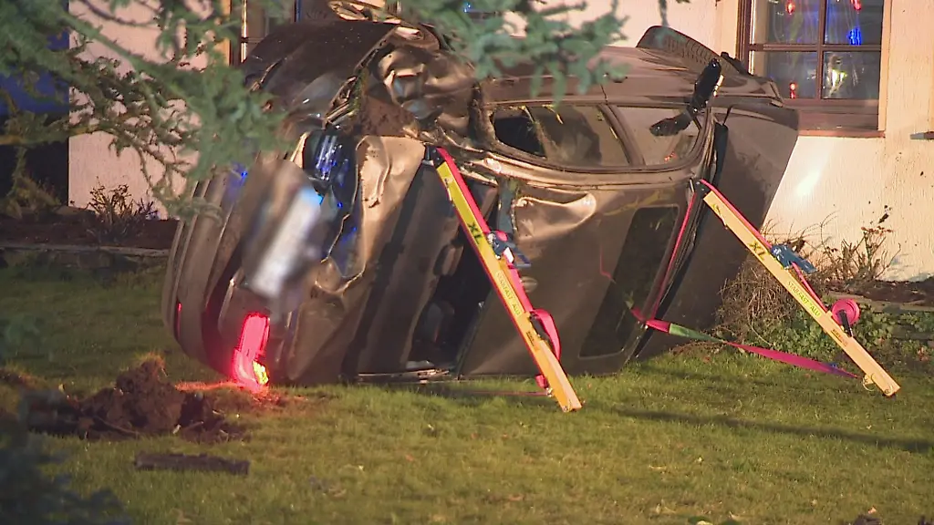 Das-Auto-des-23-Jaehrigen-liegt-in-einem-Garten-auf-der-Seite