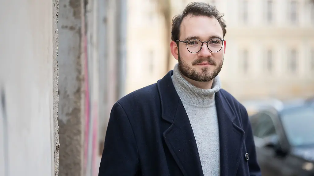 Autor-Lukas-Rietzschel-steht-in-Goerlitz