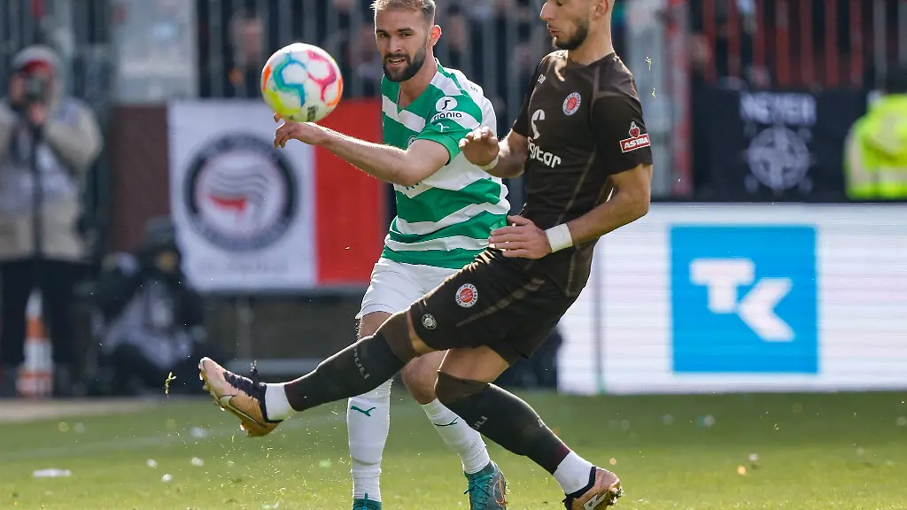 Fuerths-Sebastian-Griesbeck-l-und-Paulis-Leart-Paqarada-kaempfen-um-den-Ball