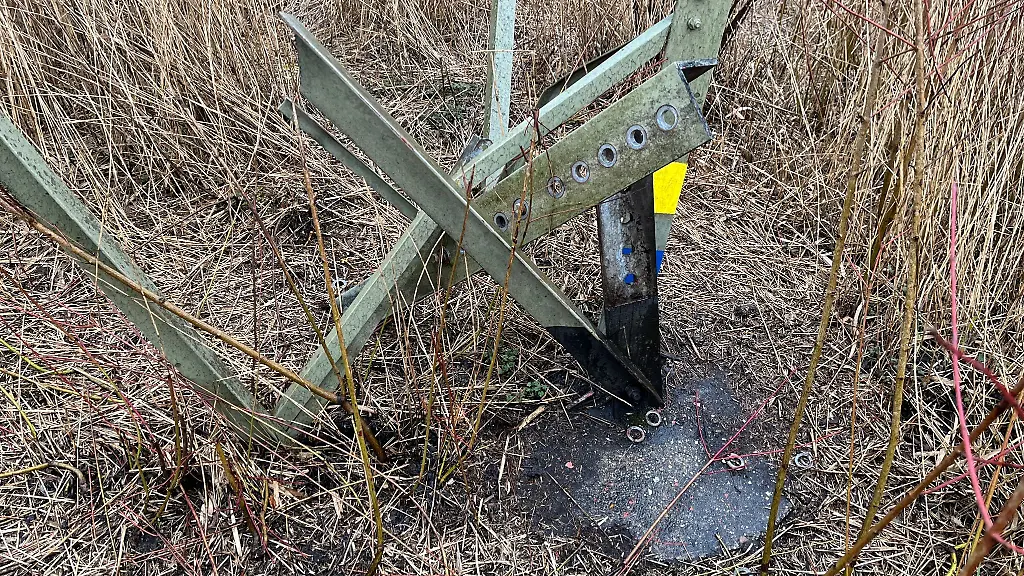 Eine-Strommast-Stuetze-am-Tagebau-Garzweiler-weist-eine-Beschaedigung-auf