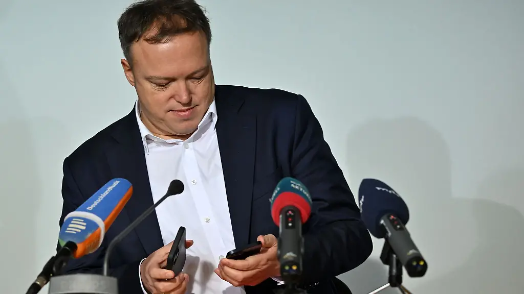 Mario-Voigt-waehrend-der-Landespressekonferenz-im-Thueringer-Landtag