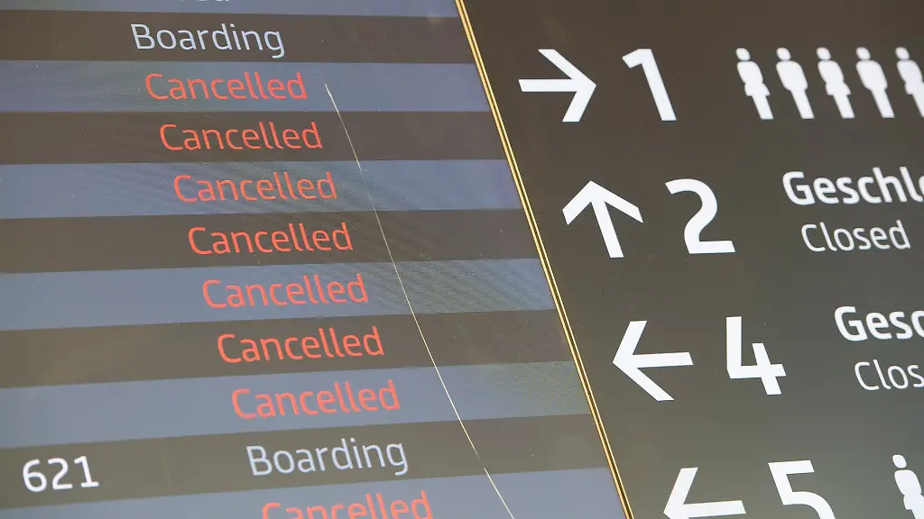 Cancelled-steht-auf-einer-Informationstafel-am-BER