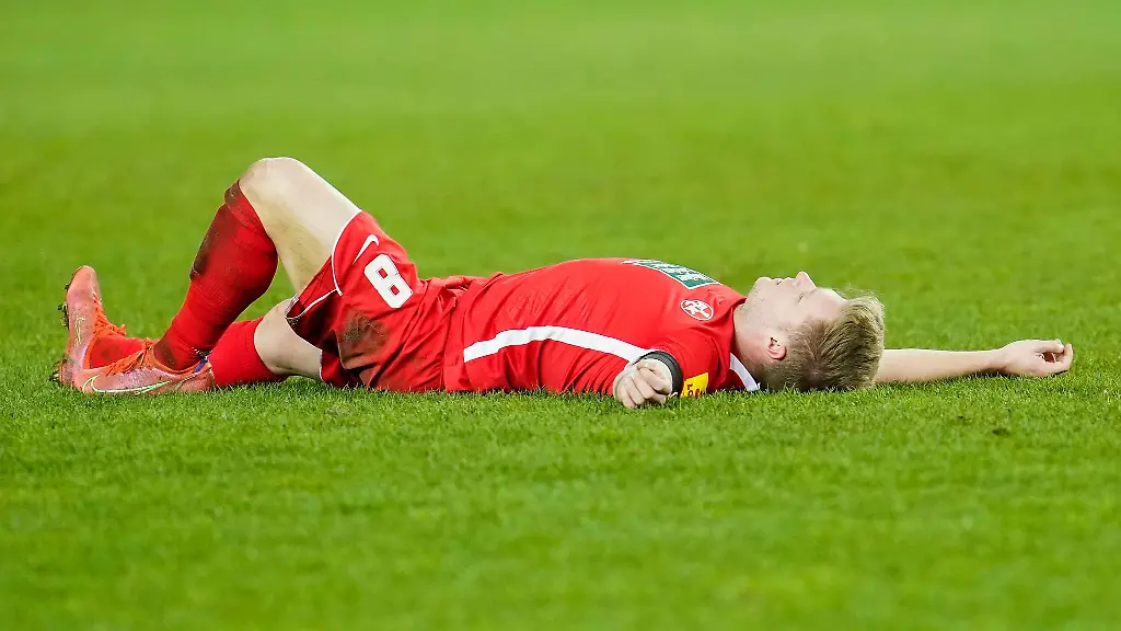 Kaiserslauterns-Jean-Zimmer-liegt-nach-Spielende-auf-dem-Spielfeld