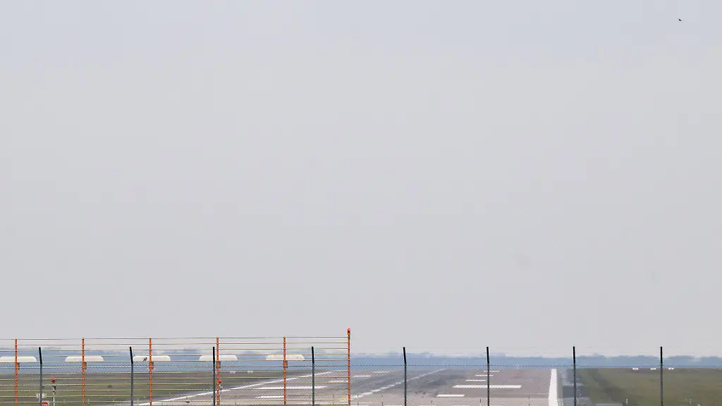 Blick-auf-die-leere-Landebahn-Nord-vom-Flughafen-Hannover