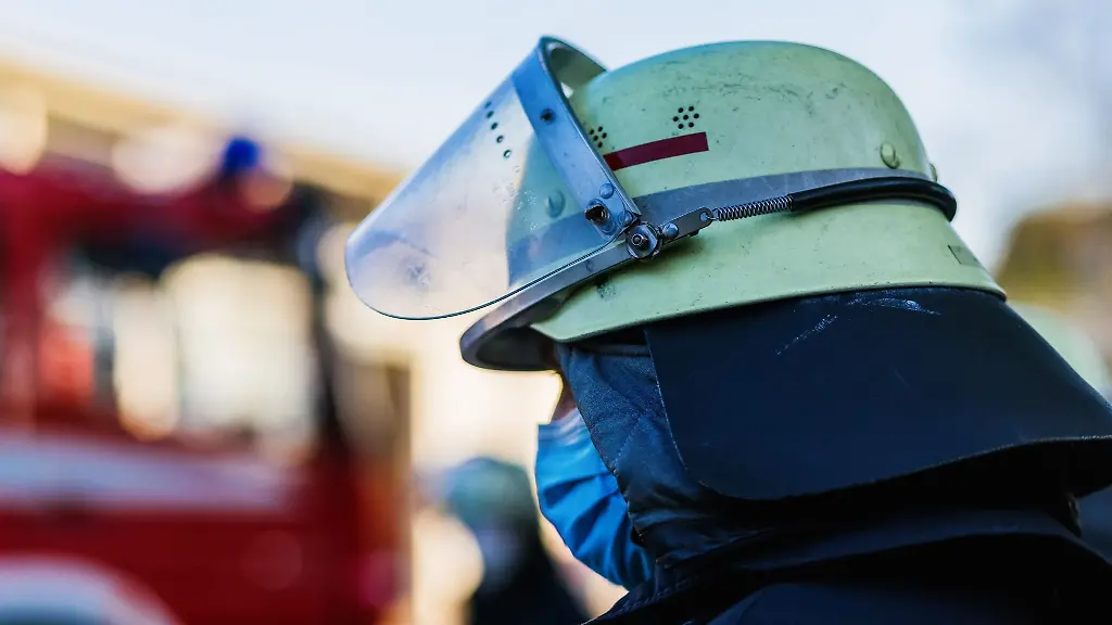 Ein-Feuerwehrmann-mit-Helm-und-Maske