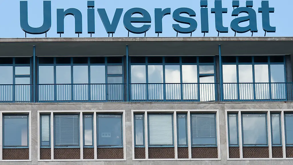 Blick-auf-den-Schriftzug-Universitaet-auf-dem-Dach-des-Continental-Hochhauses-der-Leibniz-Universitaet