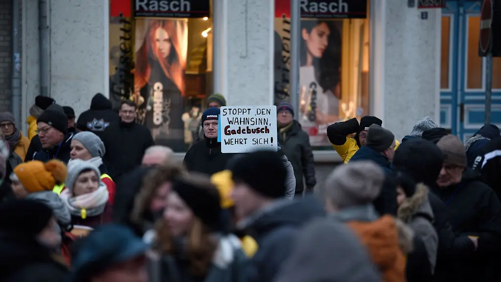 Buerger-stehen-waehrend-einer-Demonstration-auf-dem-Marktplatz-in-Grevesmuehlen
