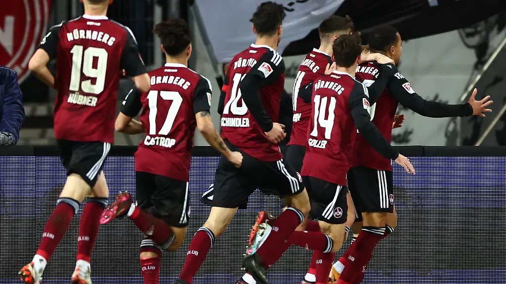 Der-Nuernberger-Jan-Gyamerah-r-jubelt-mit-seinen-Kollegen-ueber-seinen-Treffer-zum-2-0