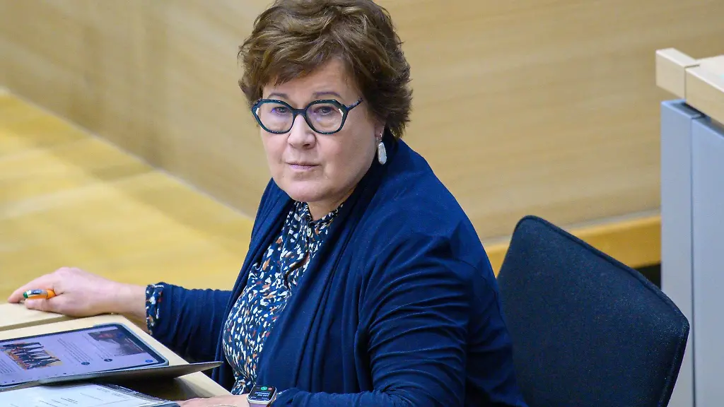 Petra-Grimm-Benne-SPD-Sozialministerin-des-Landes-Sachsen-Anhalt-sitzt-im-Landtag