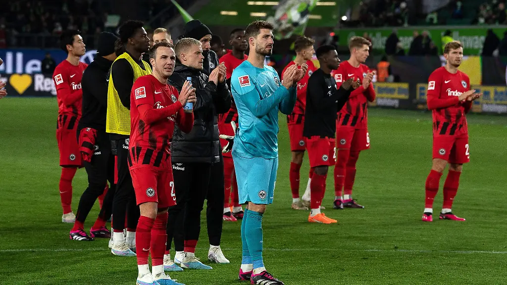 Frankfurts-Torwart-Kevin-Trapp-M-und-Mario-Goetze-vorne-l-applaudieren-den-mitgereisten-Fans