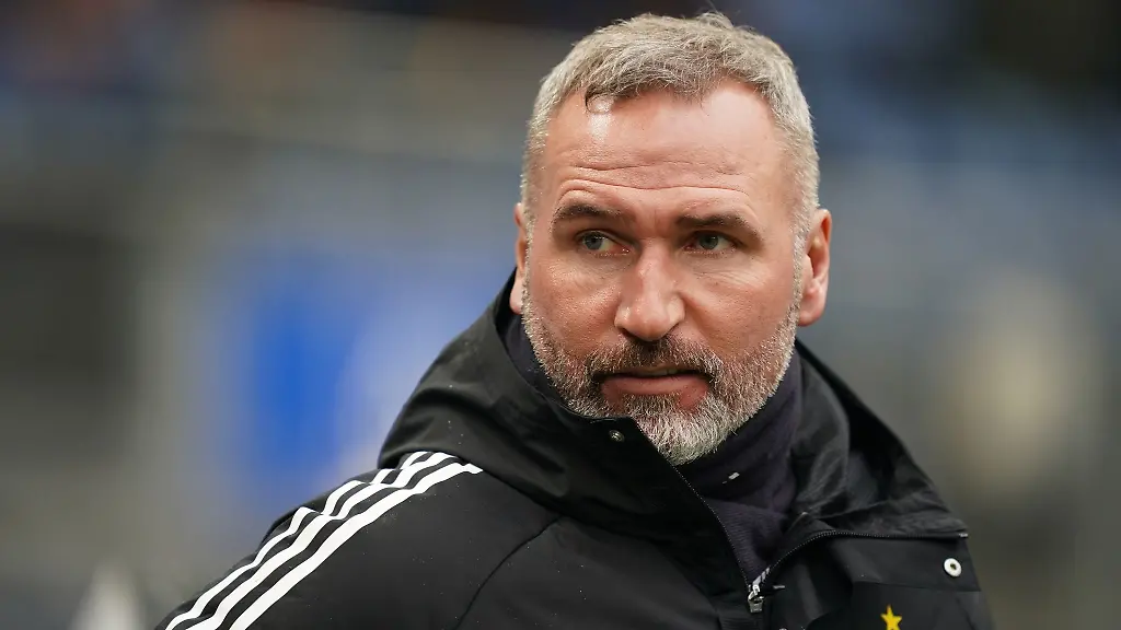 Tim-Walter-steht-am-Spielfeldrand