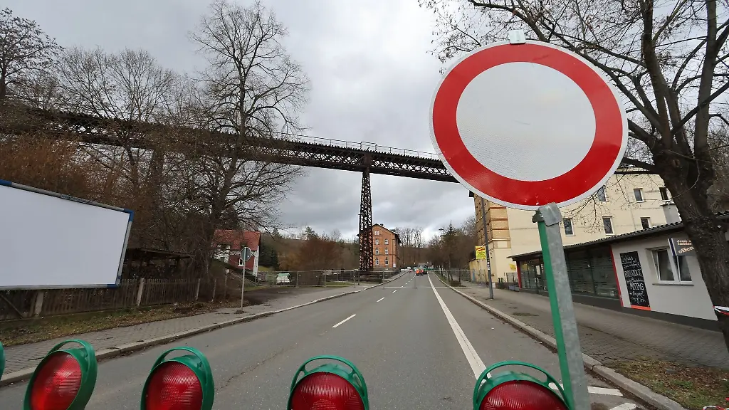 Sperrvorrichtungen-stehen-auf-der-Bundesstrasse-B92-vor-einer-Eisenbahnbruecke