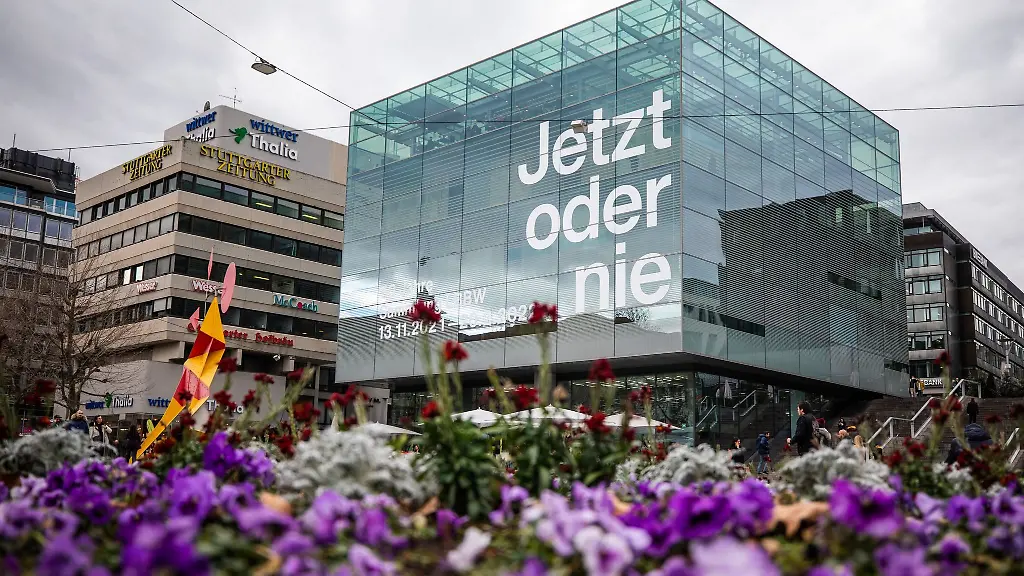 Blumen-bluehen-vor-dem-Kunstmuseum-in-Stuttgart