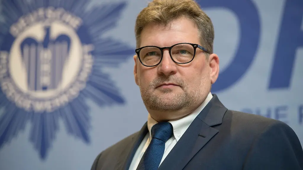 Ralf-Kusterer-Landesvorsitzender-der-Deutschen-Polizeigewerkschaft-bei-einer-Veranstaltung