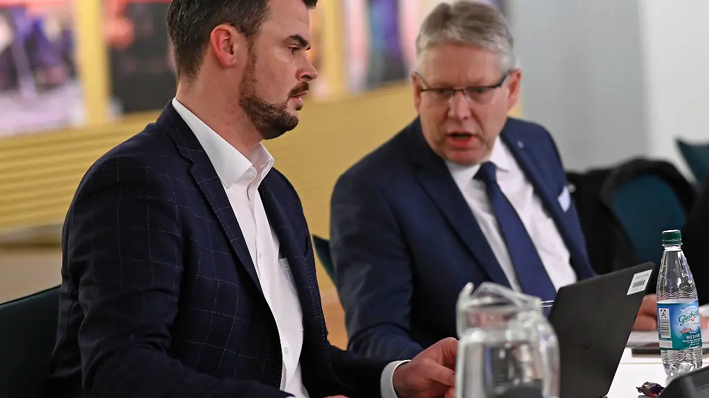 Im-Sitzungssaal-des-Kreistages-Nordwestmecklenburg-in-der-Malzfabrik-Grevesmuehlen-sitzen-Landrat-Tino-Schomann-SPD-links-und-Kreistagspraesident-Thomas-Grote-CDU