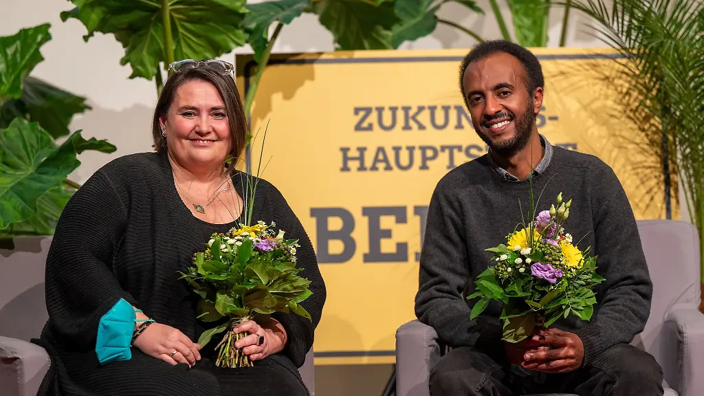 Susanne-Mertens-und-Philmon-Ghirmai-gewaehlte-Landesvorsitzende-von-Buendnis-90-Die-Gruenen-Berlin-laecheln