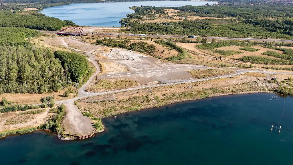Nichts-tut-sich-auf-der-Baustelle-fuer-den-zukuenftigen-Harthkanal-zwischen-dem-Zwenkauer-See-vorn-und-dem-Cospudener-See