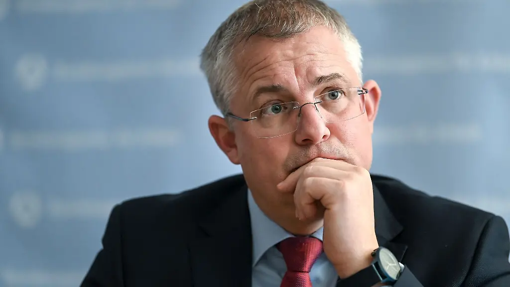 Markus-Behrens-Vorsitzender-der-Geschaeftsfuehrung-der-Regionaldirektion-Sachsen-Anhalt-Thueringen-der-Bundesagentur-fuer-Arbeit-schaut-nachdenklich