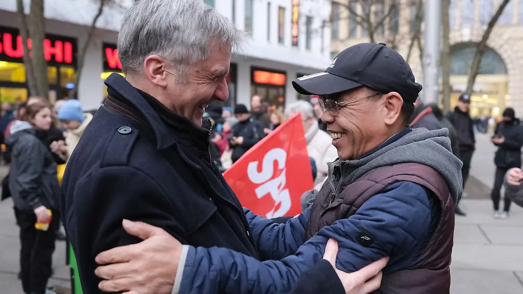 Frank-Richter-SPD-l-Landtagsabgeordneter-begruesst-und-Pham-Phi-Son-bei-einer-Kundgebung-Mit-einer-Demonstration-sollte-gegen-die-urspruenglich-geplante-Abschiebung-der-Familie-von-Pham-Phi-Son-protestiert-werden