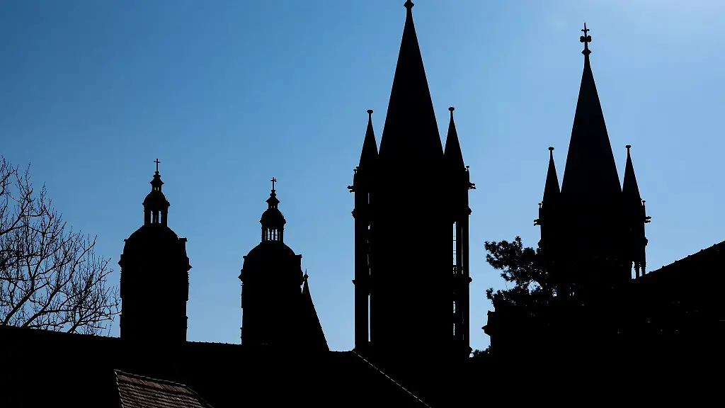 Die-Silhouette-des-Doms-in-Naumburg-zeichnet-sich-vor-dem-blauen-Winterhimmel-ab