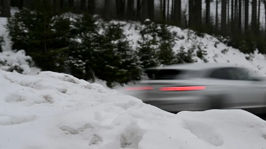 Tief-verschneit-ist-die-Landschaft-am-Grenzadler-in-Oberhof