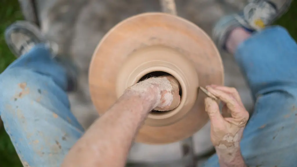 Toepfermeister-Gernot-Fritzsche-formt-eine-Vase