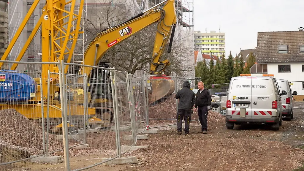 Bagger-stehen-hinter-einem-Zaun-auf-einer-Baustelle