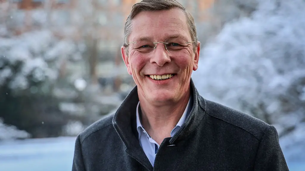 Frank-Imhoff-Spitzenkandidat-der-Bremer-CDU-fuer-die-Buergerschaftswahl-laechelt-in-die-Kamera