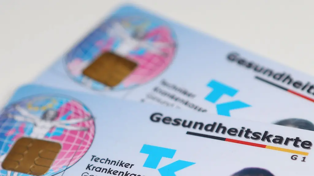 Zwei-Gesundheitskarten-der-Techniker-Krankenkasse-TK-liegen-auf-einem-Tisch
